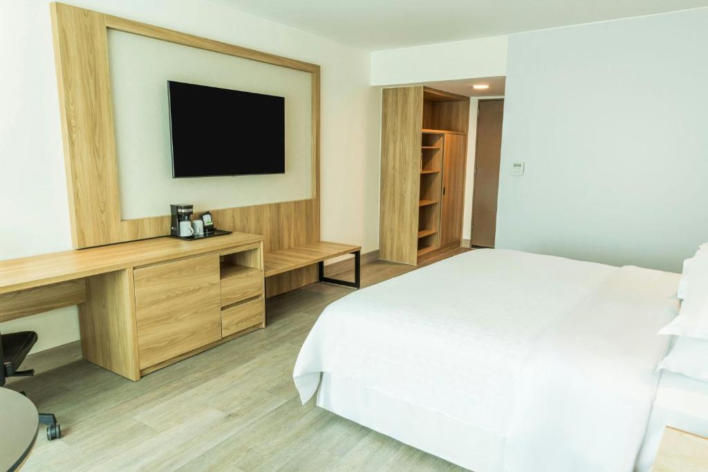 Ένα ή περισσότερα κρεβάτια σε δωμάτιο στο Sheraton Guayaquil