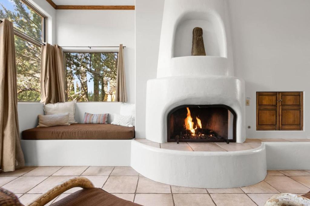 奥克里克Sunset Villa - Adobe Village的带壁炉和沙发的客厅