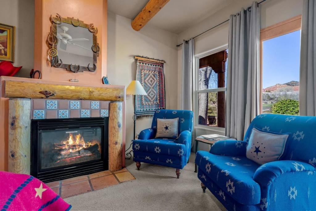 Χώρος καθιστικού στο Vaquero Suite - Adobe Hacienda