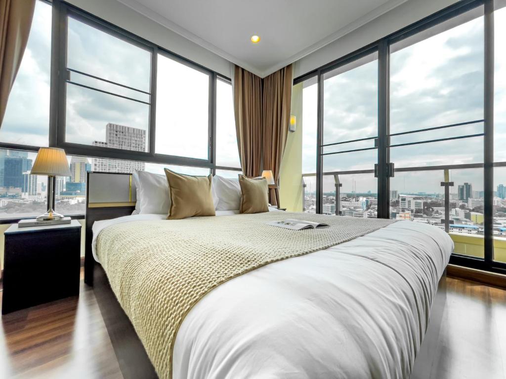 Кровать или кровати в номере Near BTS l Large 85 sqm l Rooftop Pool l Sontana