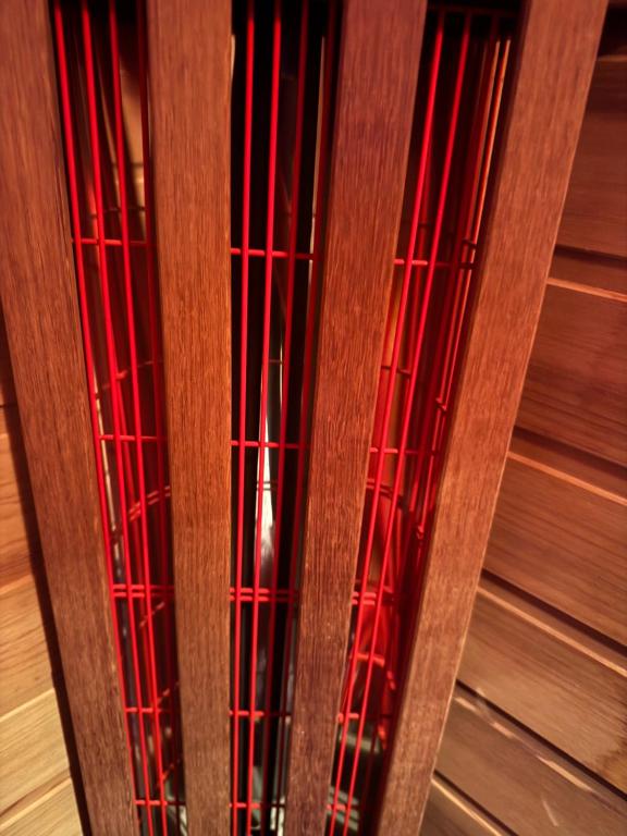 Nahaufnahme einer rotkarierten Krawatte in der Unterkunft Bed en breakfast in Stad aan ʼt Haringvliet