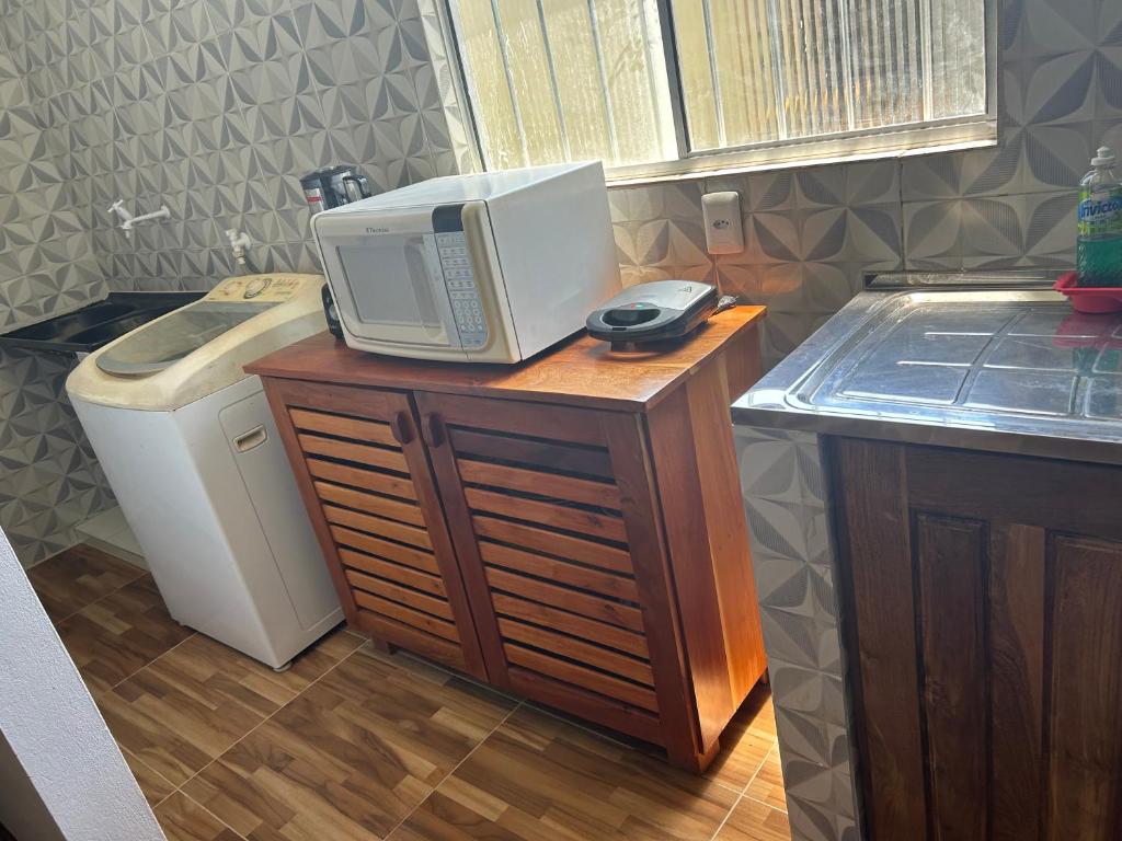 eine Mikrowelle auf einer Theke in einer Küche in der Unterkunft Casa túnel 2 in Pôrto de Pedras