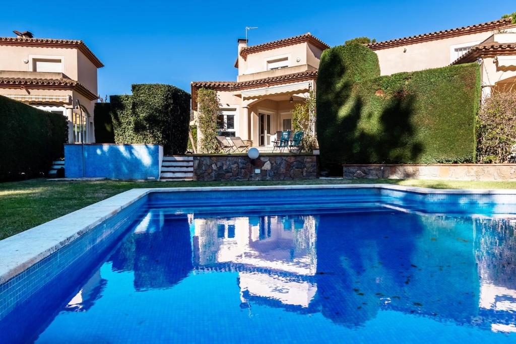 La alberca dentro o cerca de Al Alba - Serene escape with shared swimming pool