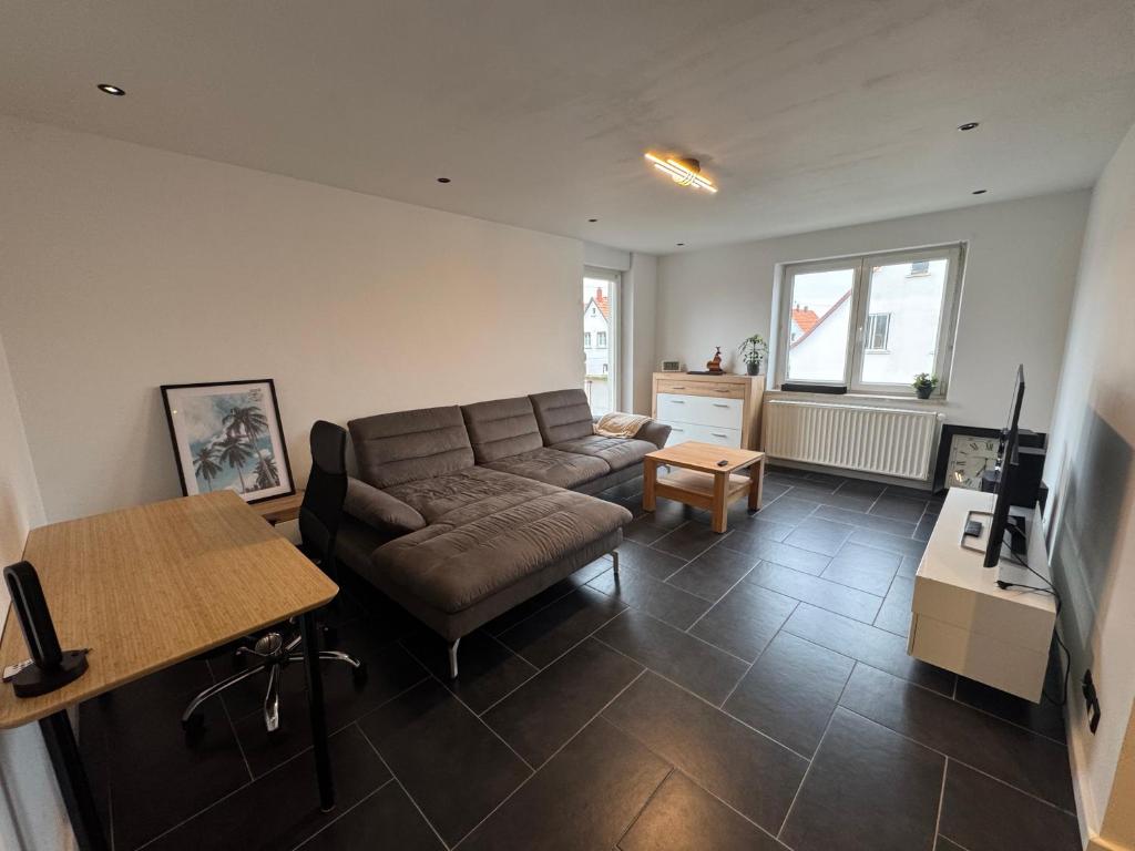 una sala de estar con un sofá y una mesa en Instant reposant, en Seltz