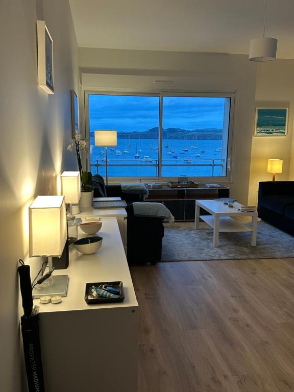 ein Wohnzimmer mit Blick auf das Meer in der Unterkunft Appartement Design IX - Port du Rosmeur - Sublime Vue Mer - Parking in Douarnenez