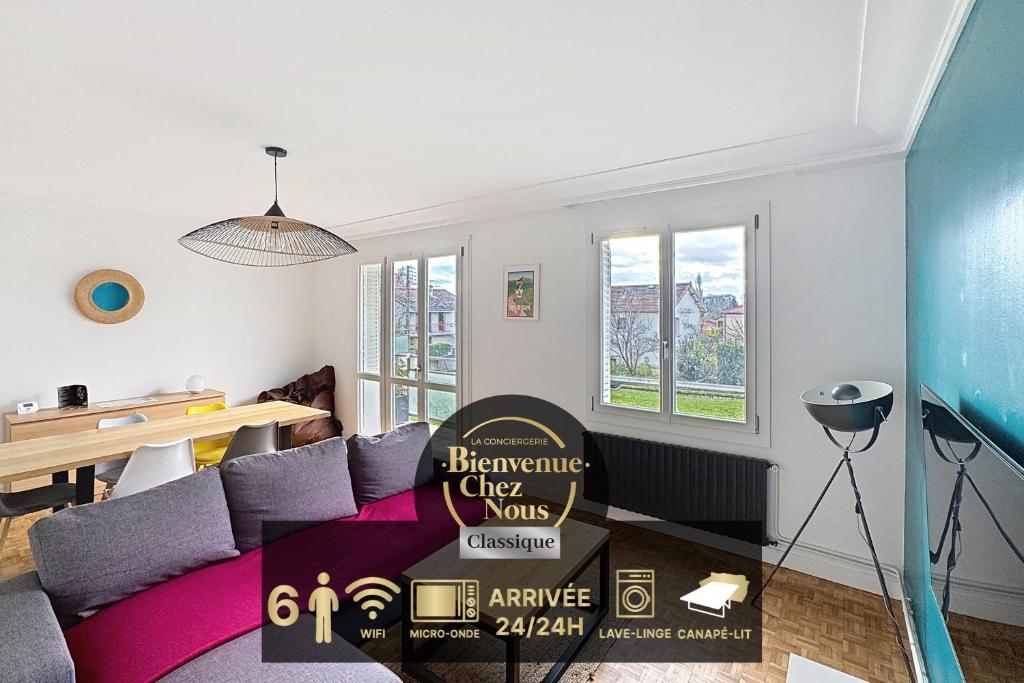 ein Wohnzimmer mit Sofa und Tisch in der Unterkunft Appartement sur Riom 6 pers in Riom