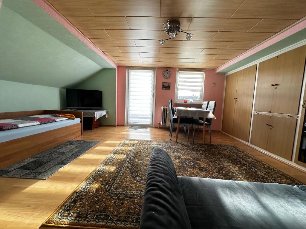 ein Schlafzimmer mit Bett und ein Esszimmer mit Tisch in der Unterkunft Wohnung für Monteure & Handwerker in Neustadt am Kulm