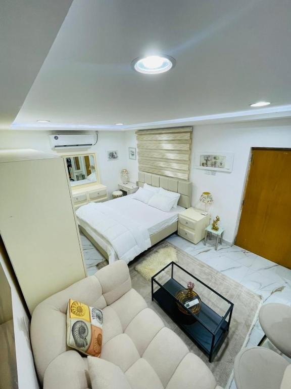 Postel nebo postele na pokoji v ubytování Private Studio Haven, Al Manhal-6