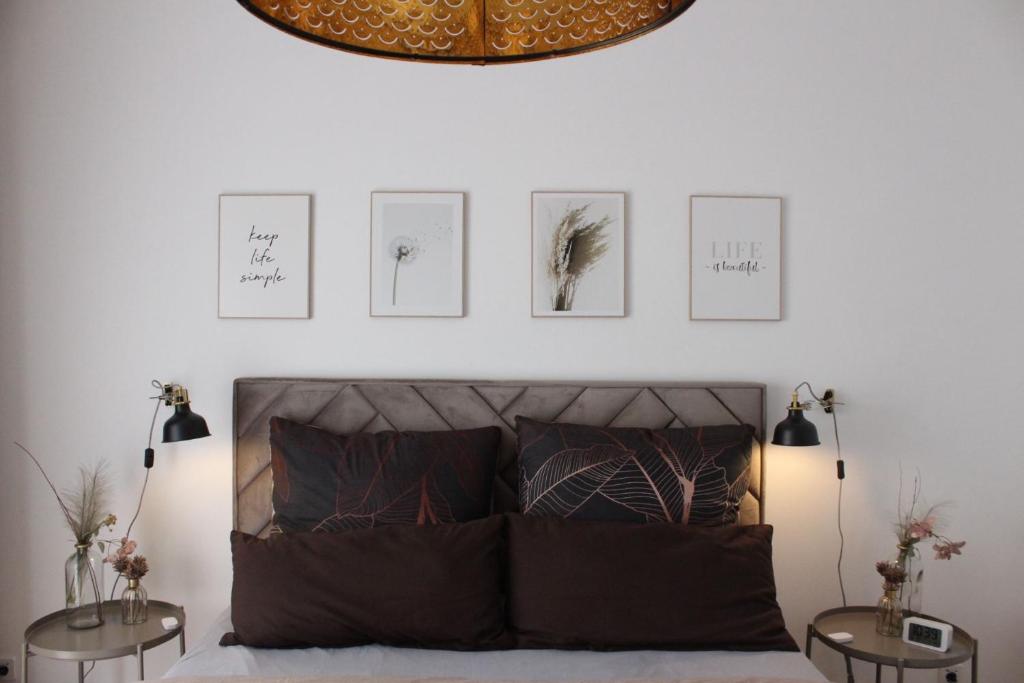 ein Schlafzimmer mit einem Bett mit Bildern an der Wand in der Unterkunft Baltic Harmony in Grzybowo