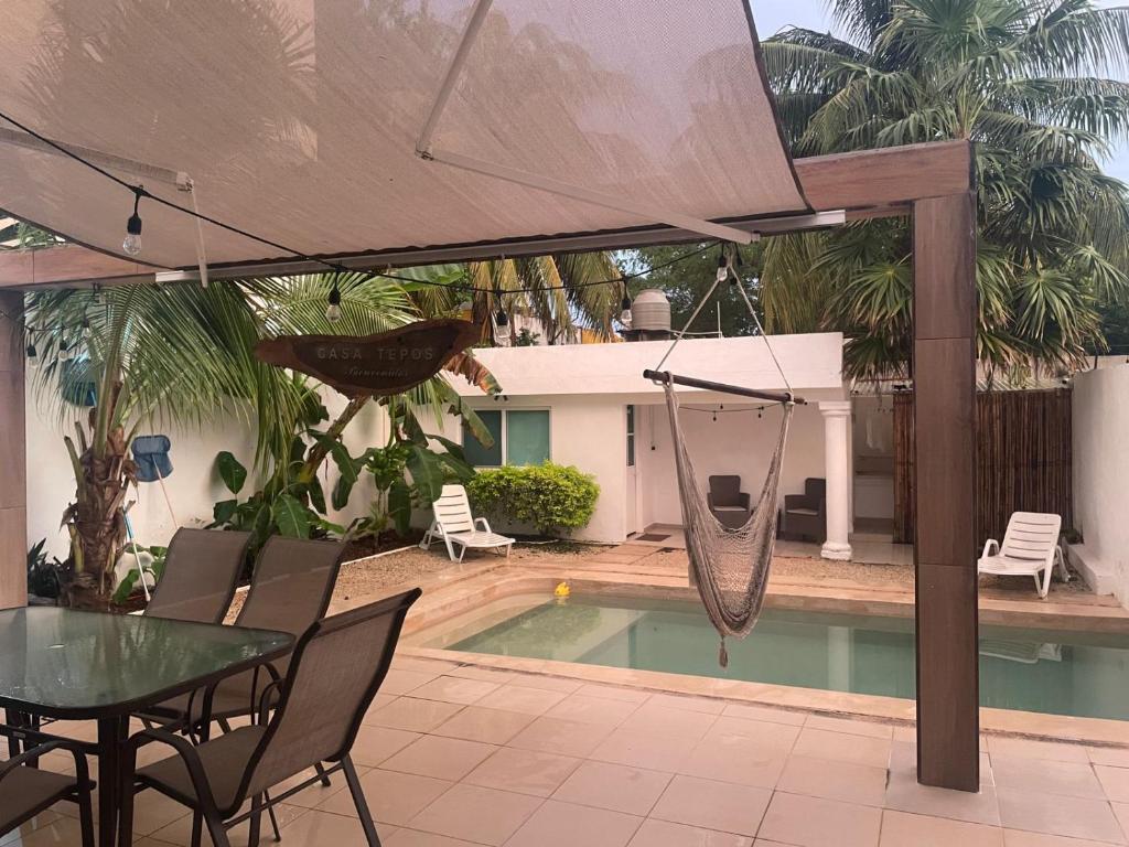 une terrasse avec un hamac, une table et des chaises dans l'établissement Departamento TUL, à Mérida