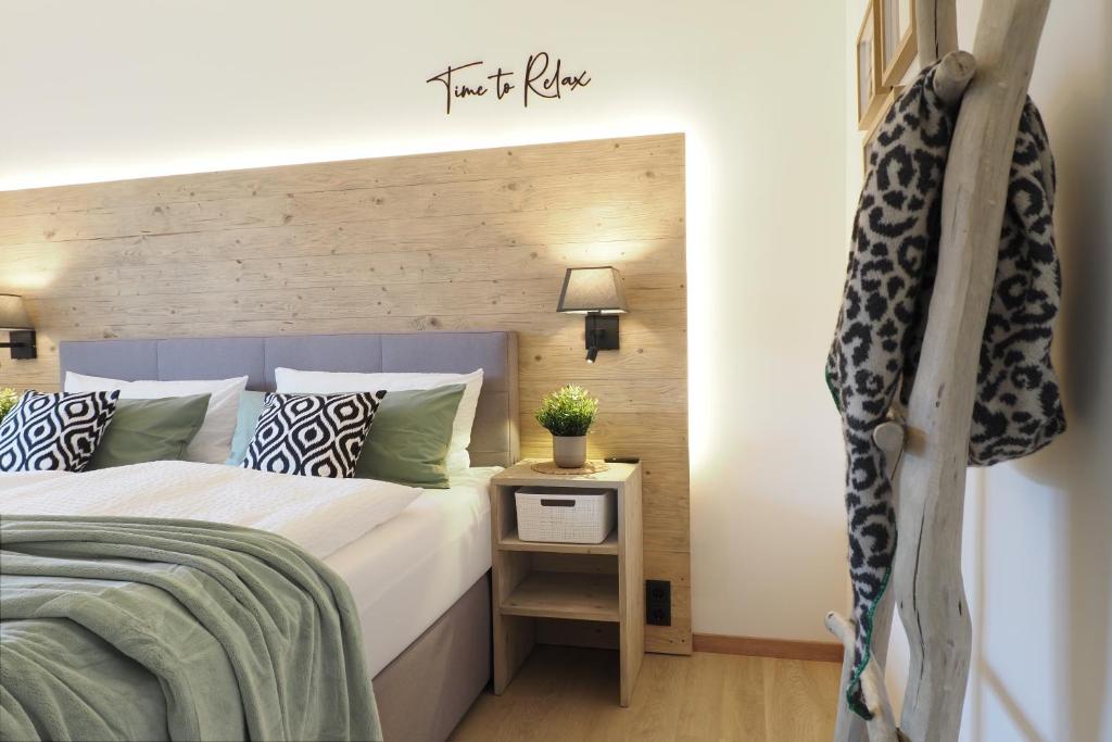 a bedroom with a large bed and a night stand at "Skandi-Lounge" - Naturnahe Ferienwohnung mit Kaffeebar, schnellem Internet und Wallbox in Beverstedt