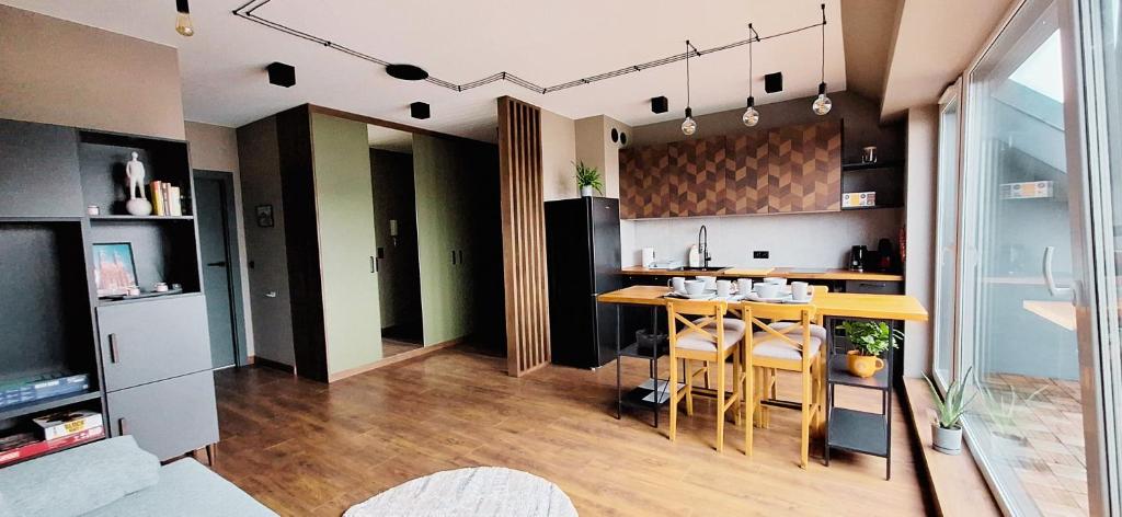 cocina con mesa y barra en una habitación en Easy Stay Strzeszyn, en Poznan