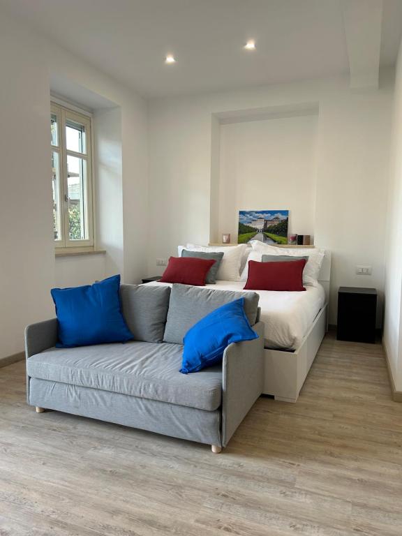 ein Wohnzimmer mit einer Couch und einem Bett in der Unterkunft Appartamenti reali - I giardini reali in Venaria Reale