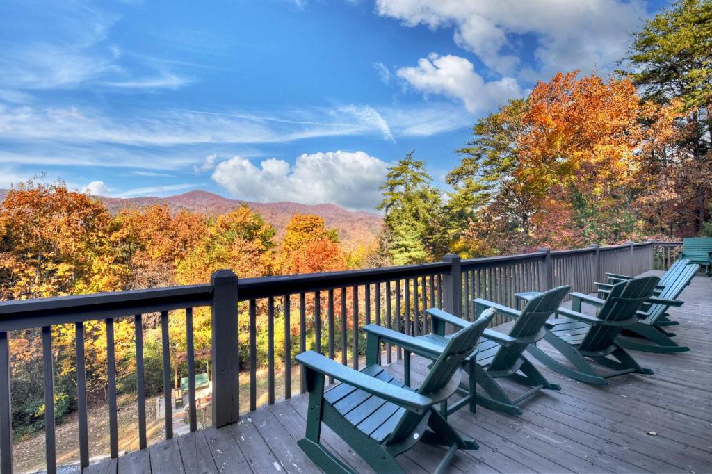 Balkón nebo terasa v ubytování New Aananda Lookout - Hot Tub Arcade Pool Table