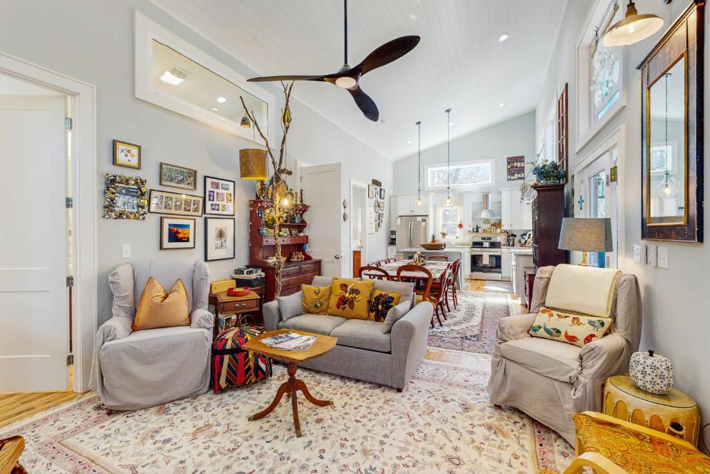 ein Wohnzimmer mit Sofa, Stühlen und einem Tisch in der Unterkunft Bibi's Creek Retreat in Boone