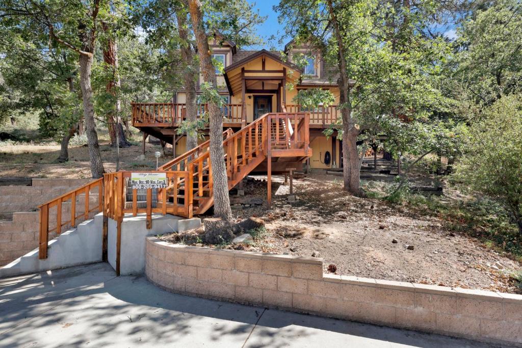 una casa con scala che porta a una casa di Alpine adventure #2166 a Big Bear Lake