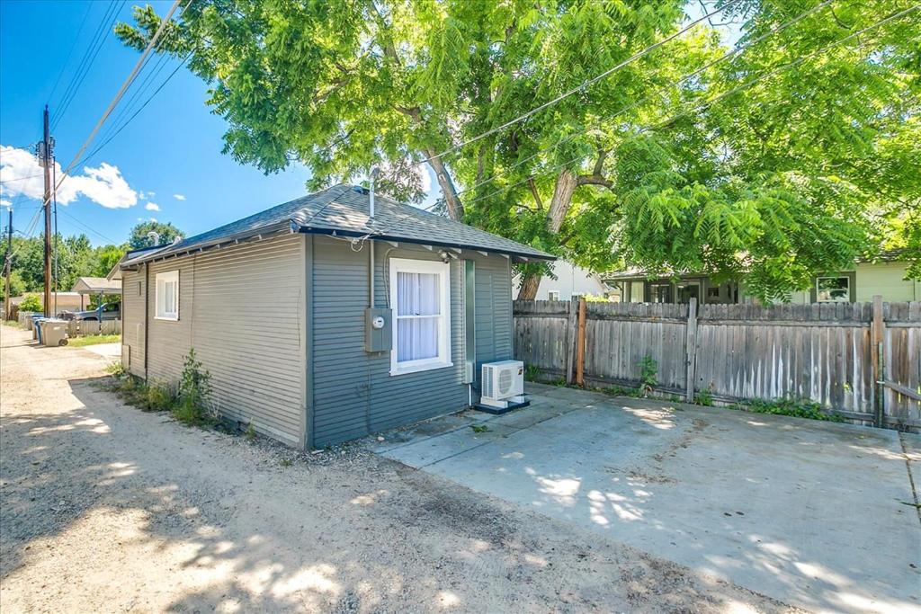 una piccola casa di fronte a una recinzione di SweetPea Tiny Home a Boise