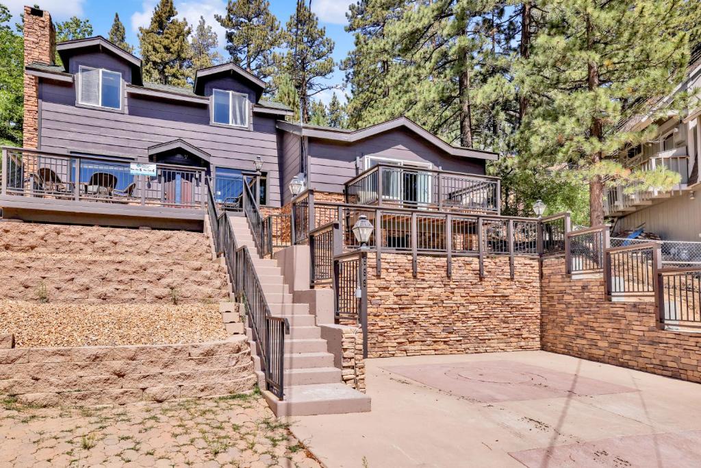 een stenen huis met een trap ervoor bij Circle views #1602 in Big Bear Lake