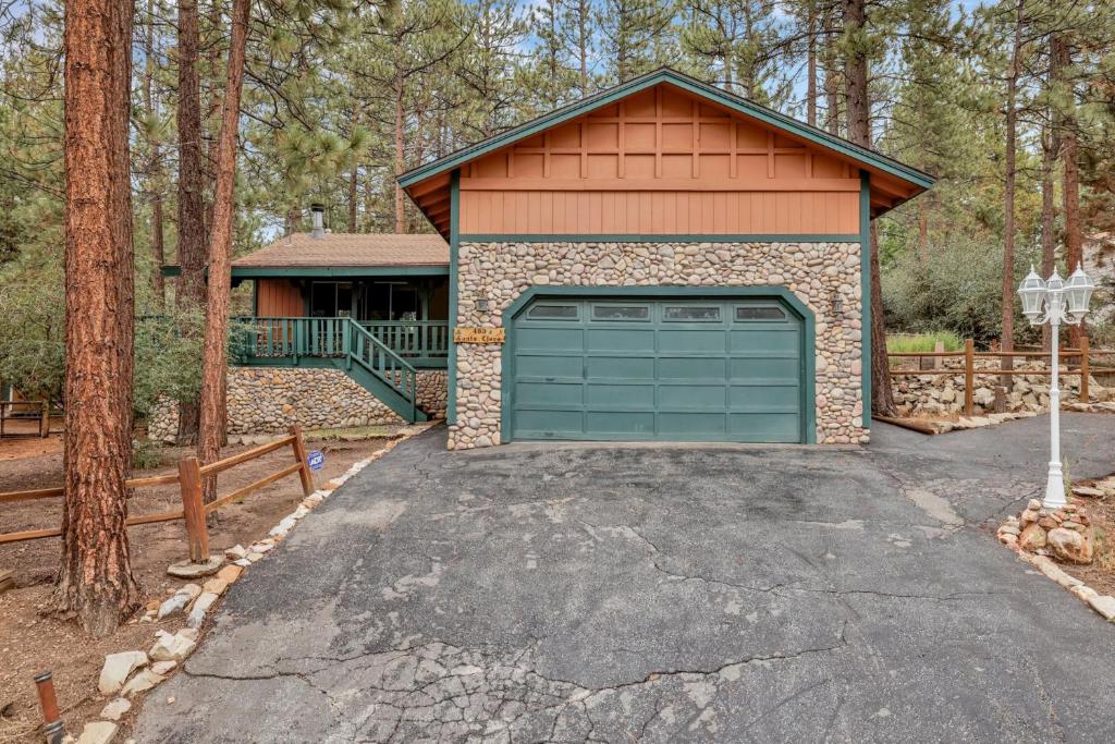 een garage met een groene garagedeur voor een huis bij Casa bosque #2176 in Big Bear Lake