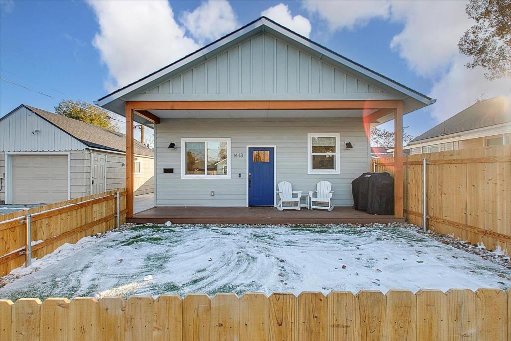una casa con una porta blu e una recinzione di The Bronco House a Boise