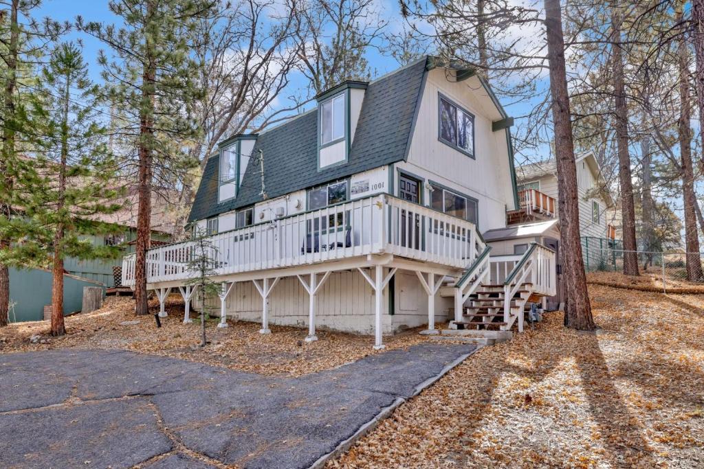 ein großes weißes Haus mit einer großen Terrasse in der Unterkunft Pinewood inn #2093 in Big Bear Lake