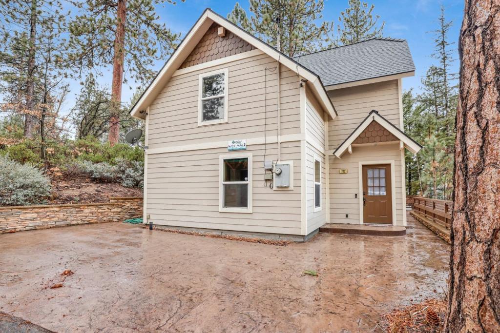una piccola casa bianca con vialetto di Mount berkley #2367 a Big Bear Lake