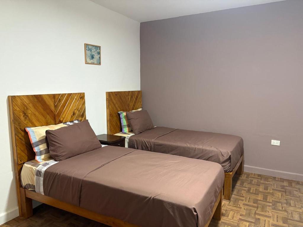 ein Hotelzimmer mit zwei Betten und einem Tisch in der Unterkunft Casa Pila Seca in San Miguel de Allende