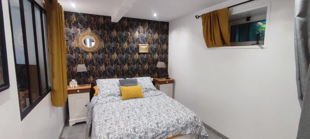 une petite chambre avec un lit et un miroir dans l'établissement Studio Lindois, à Lalinde