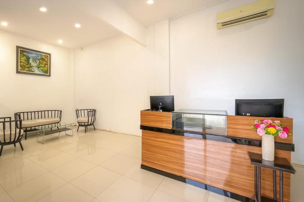 MeulabohNADA Homestay的一间设有一张花瓶桌子的等候室