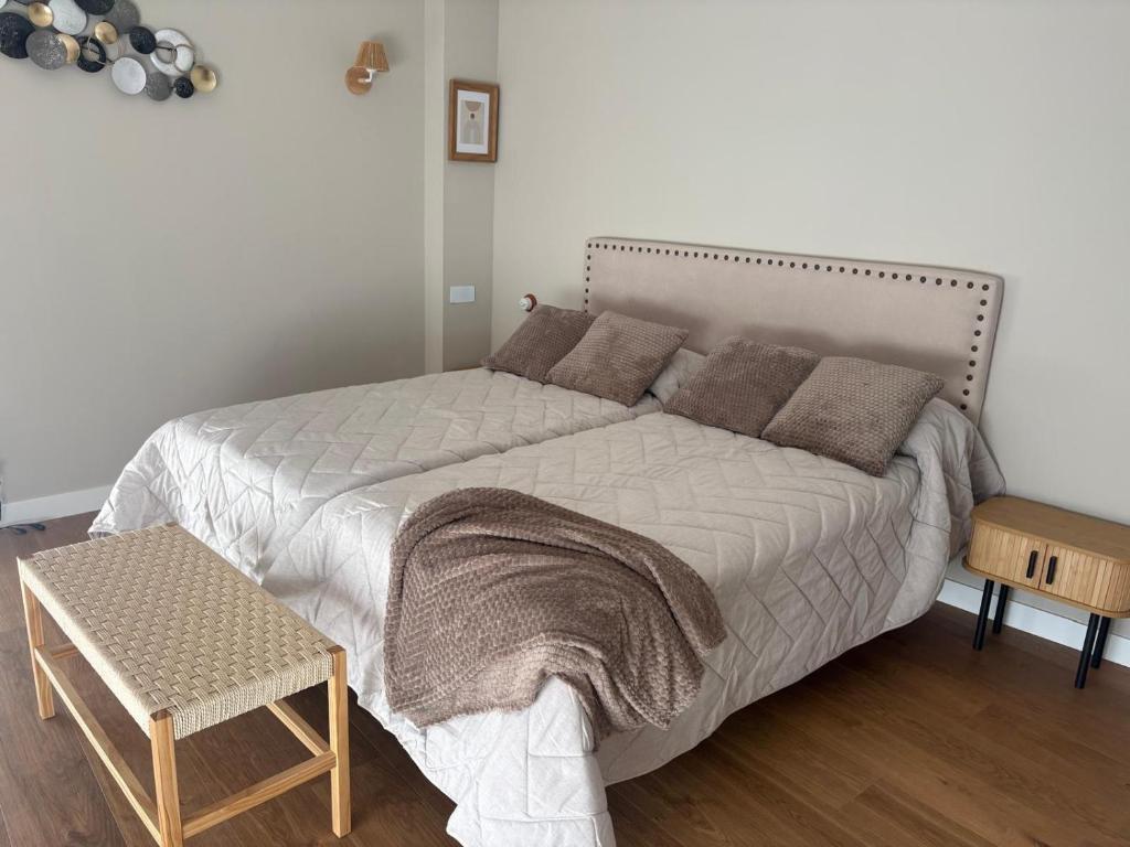 Casa Entremuseos في سمورة: غرفة نوم بسرير كبير عليها مخدات