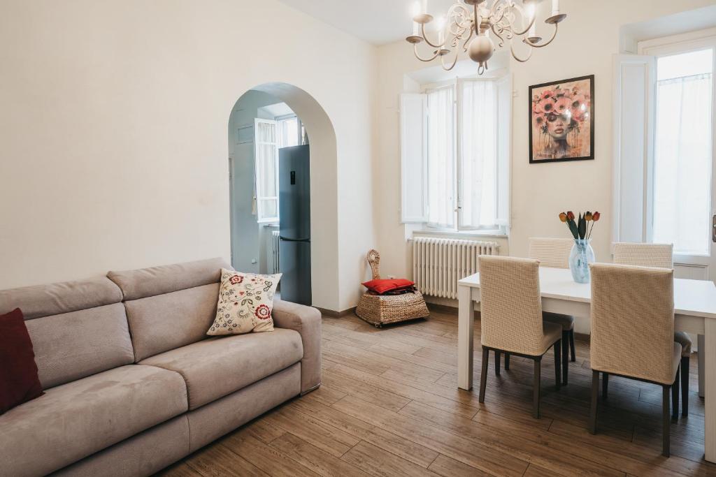 un soggiorno con un divano e un tavolo di La casa del Pucci a Lucca