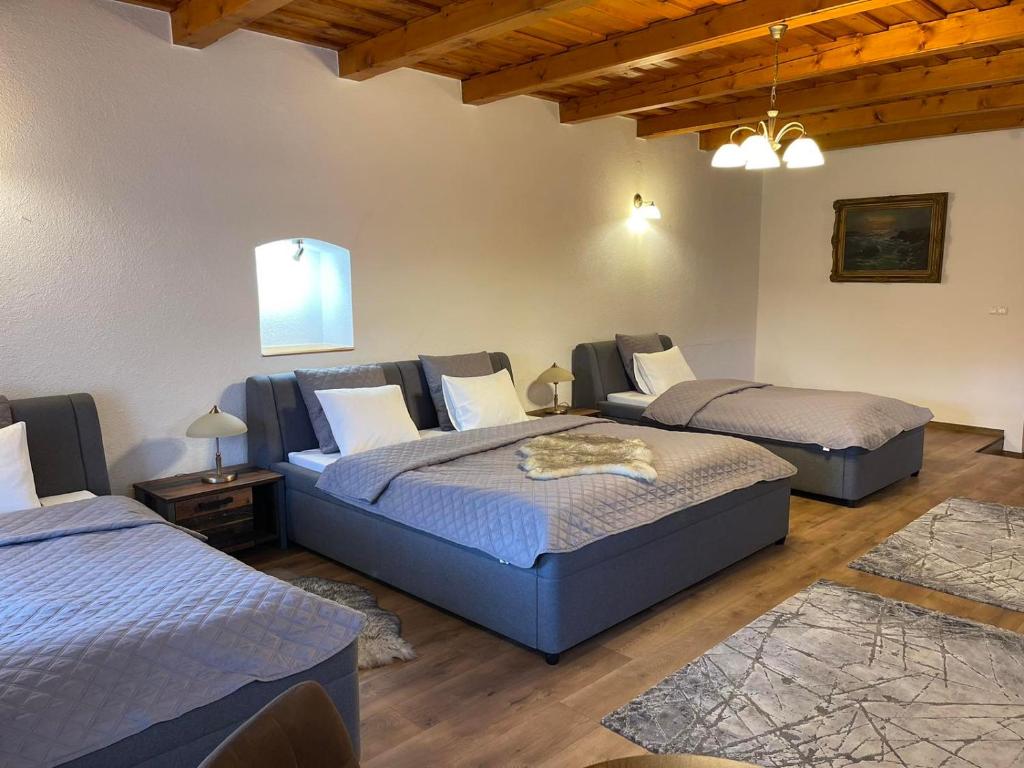 Ένα ή περισσότερα κρεβάτια σε δωμάτιο στο GEREBLYEKŐ Vendégház