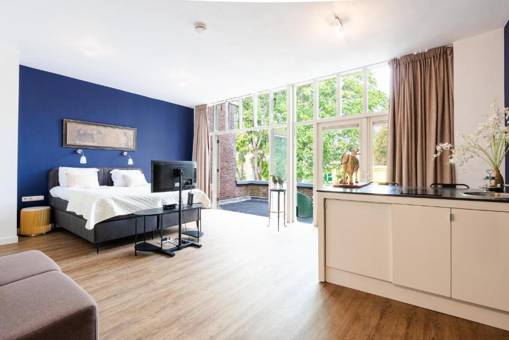 ein Schlafzimmer mit einem Bett und einem großen Fenster in der Unterkunft 't Venlogement in Venlo