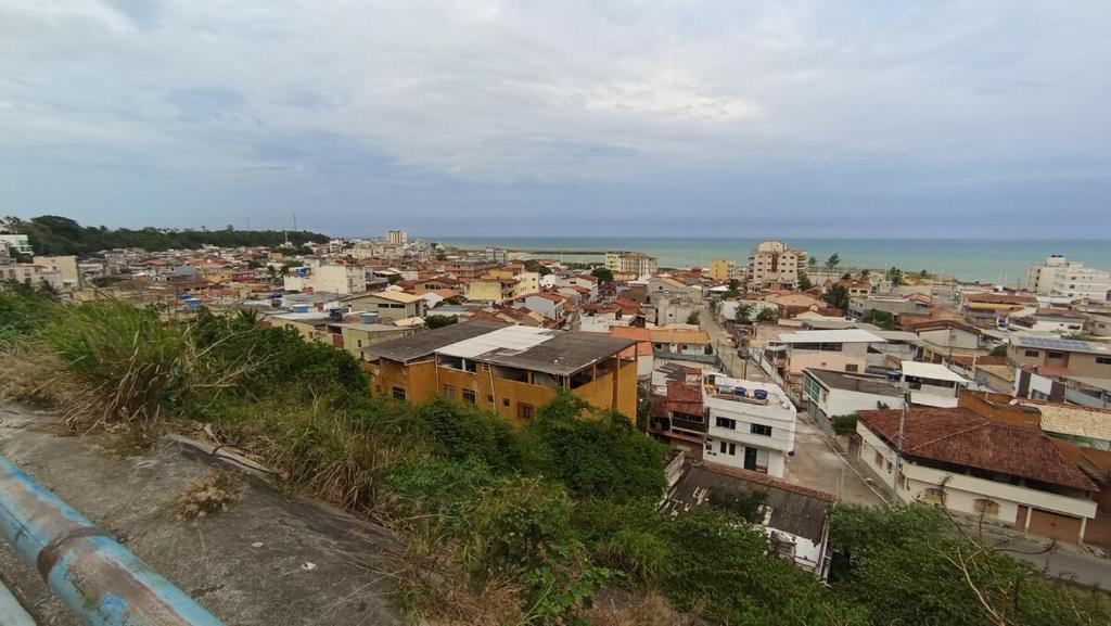 Blick auf eine Stadt mit Gebäuden und das Meer in der Unterkunft casa de praia a 5 minutos da praia central in Marataizes