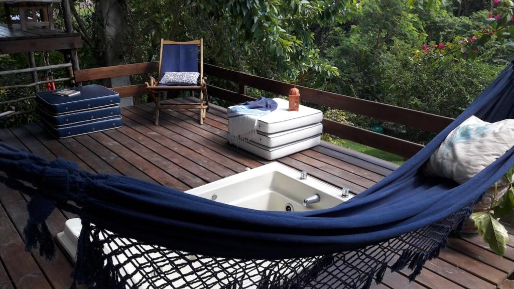Rõdu või terrass majutusasutuses Suíte no Jardim, varanda com hidro, praia do Engenho d água Ilhabela