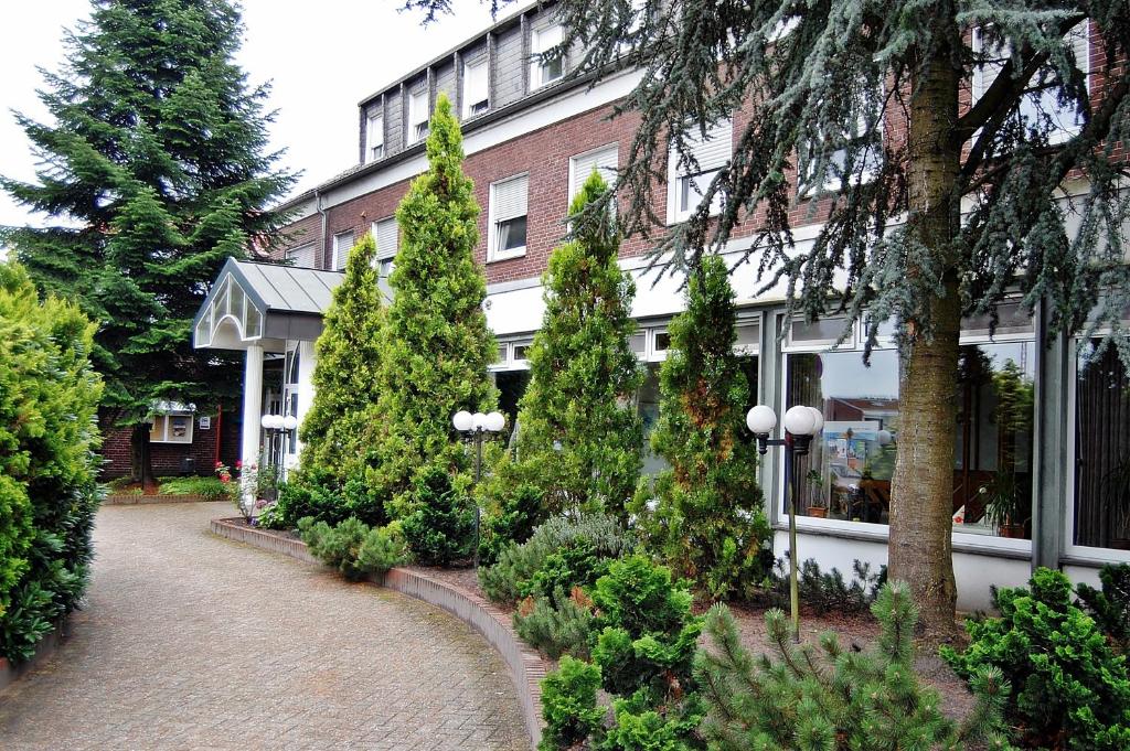 a building with a bunch of plants in front of it at Hotel Hubertushof in Lingen