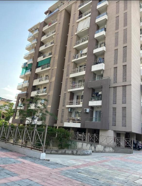 un gran edificio de apartamentos con balcones en The edwin ritz stay, en Agra