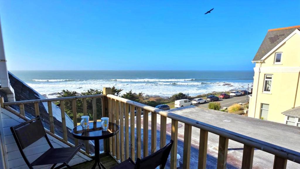ein Balkon mit Blick auf das Meer in der Unterkunft Shellsborough Penthouse in Woolacombe