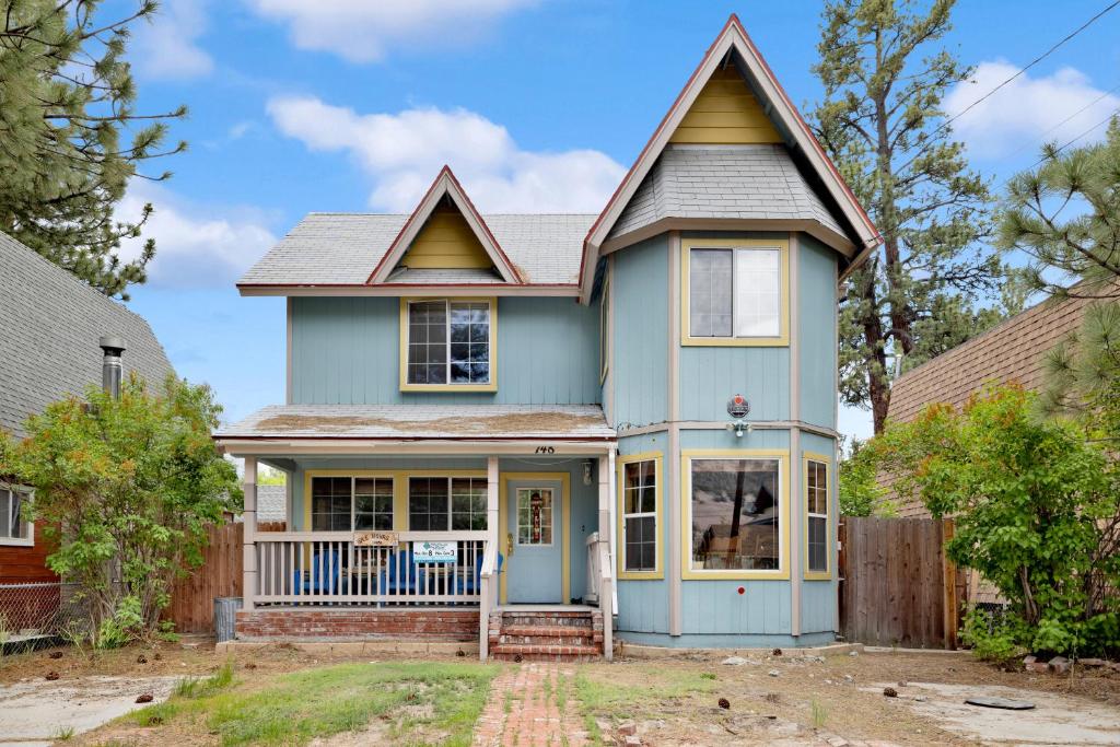 ein Haus mit einem blauen Haus in der Unterkunft Idle hours inn #1945 in Big Bear City