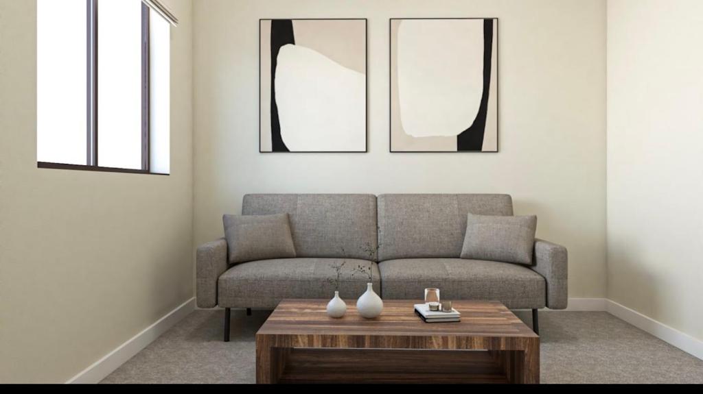 ein Wohnzimmer mit einer Couch und einem Couchtisch in der Unterkunft Luxurious Bedroom and Living room in a House in Romford