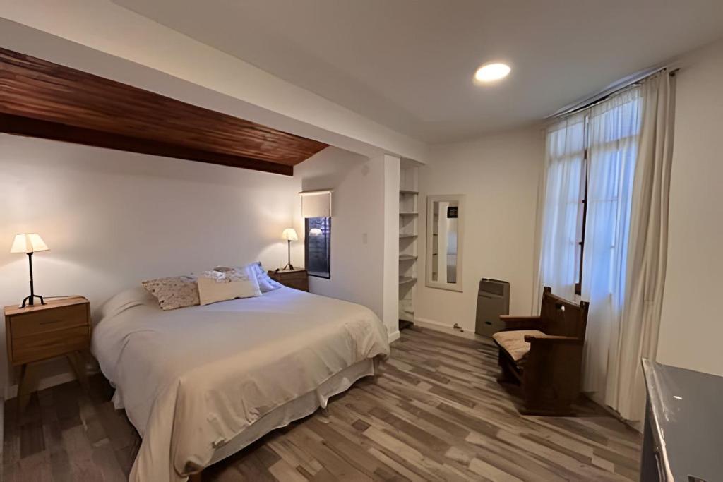 ein Schlafzimmer mit großem Bett und Fenster in der Unterkunft CosmoSur - El Bolson Centro in El Bolsón