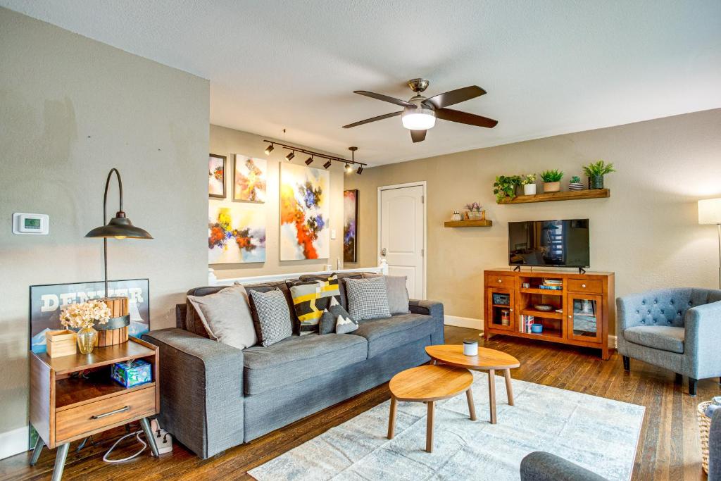 Χώρος καθιστικού στο Easy I-25 Access! Vibrant North Denver Home