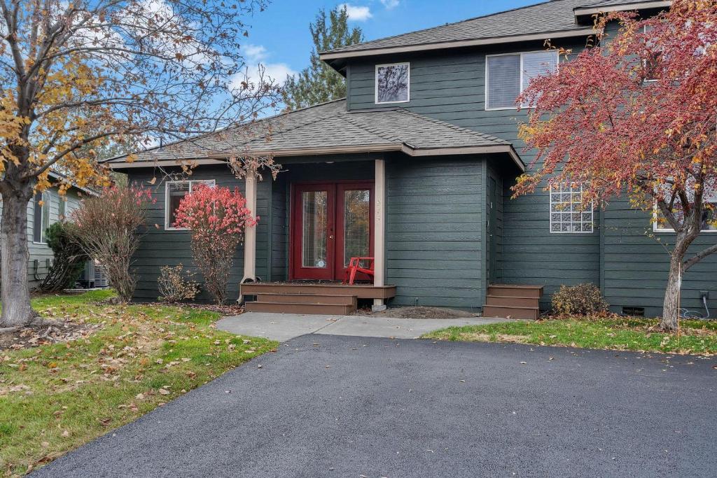 雷德蒙德975 Golden Pheasant的一座带红色门和车道的绿色房子