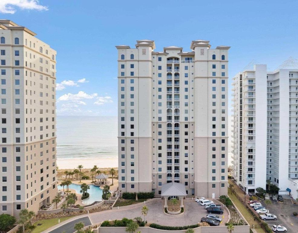 una vista di due alti edifici bianchi con la spiaggia di Indigo East Unit 1703E a Perdido Key