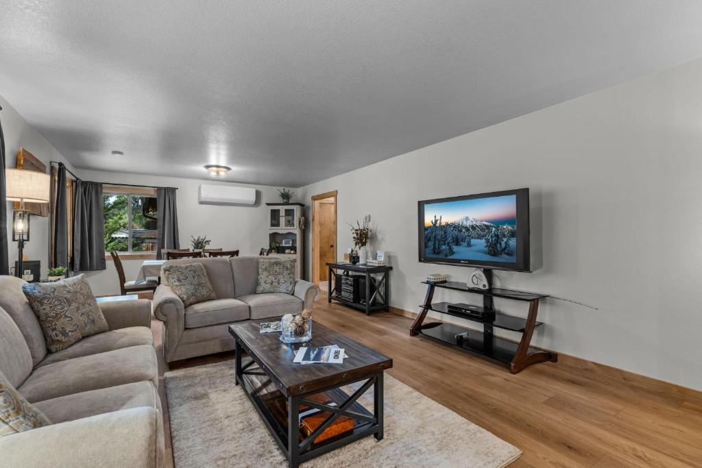 ein Wohnzimmer mit Sofa und Fernseher in der Unterkunft Diamond in Deschutes River Woods