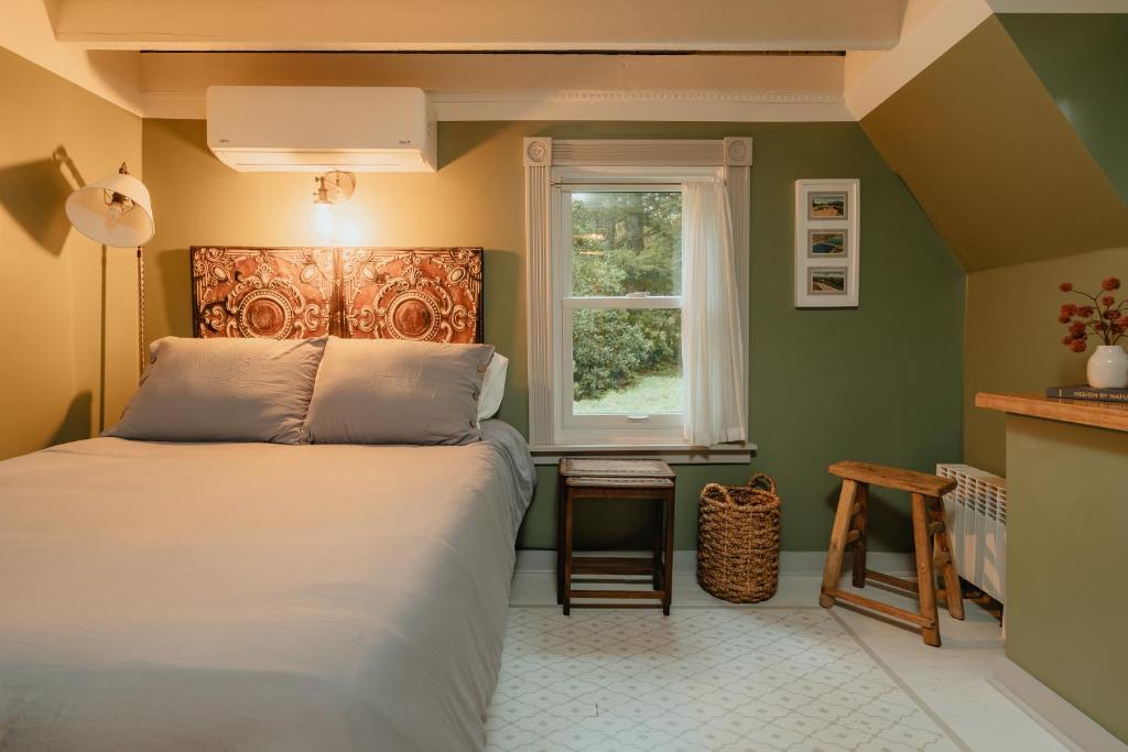 Ένα ή περισσότερα κρεβάτια σε δωμάτιο στο Creekfront Cabin Sauna & Hot Tub Hikers Hollow