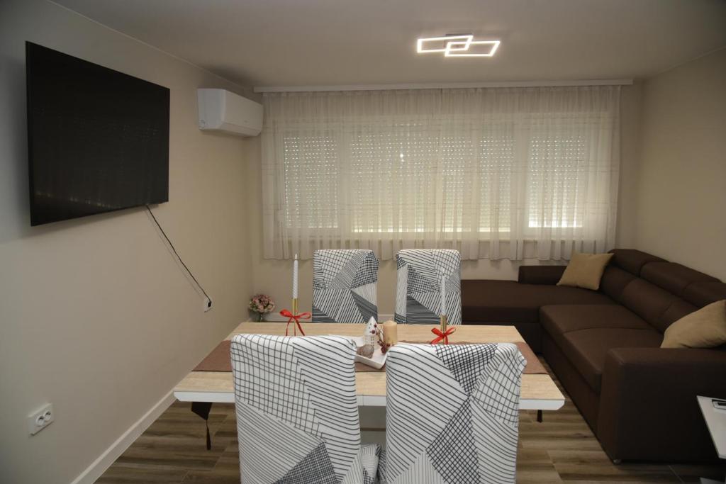 ein Wohnzimmer mit Tisch und Couch in der Unterkunft C&A Apartment in Goze Deltschew