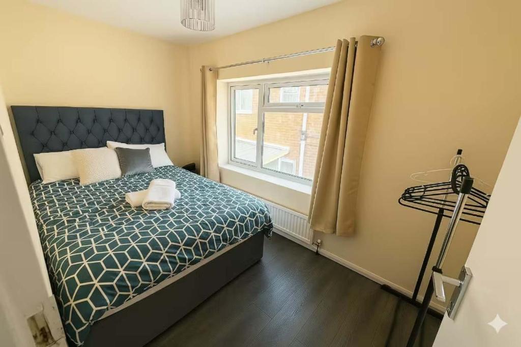 En eller flere senge i et værelse på Spacious 4 Bed Contractor House Free Parking