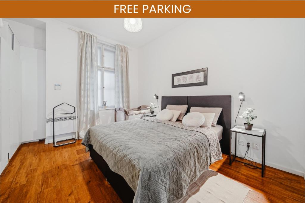 Giường trong phòng chung tại Lovely Prague Havanska - with Free Parking