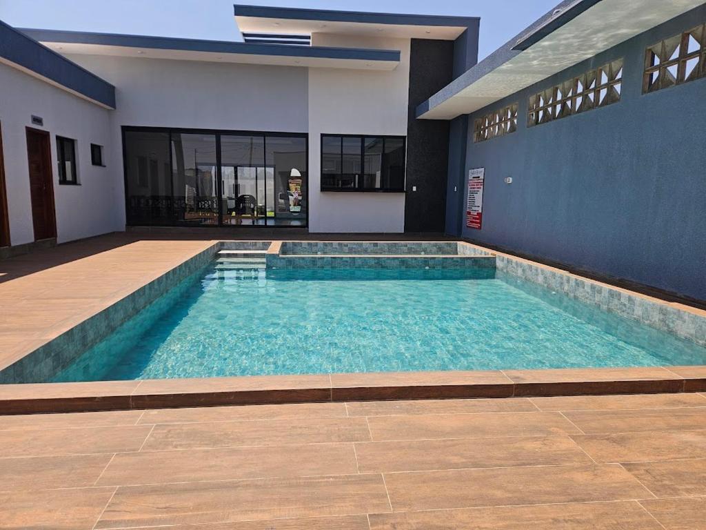 ein großes Schwimmbad vor einem Gebäude in der Unterkunft Saltos Luxury - Quincho & Piscina in Salto del Guairá